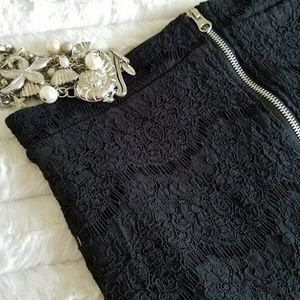 BONGO black lacey knit zip up skirt Lrg.